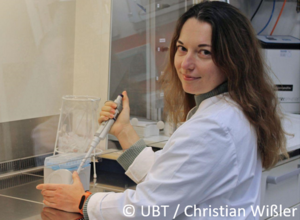 Doktor Marina Dziuba am Inokulieren einer Bakterienkultur auf einer Petrischale mit festem Nährmedium