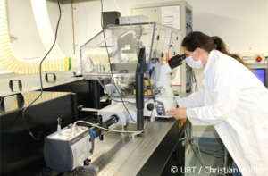 Doktorandin Anja Ramsperger untersucht an einem Fluoreszenzmikroskop die zelluläre Aufnahme von Mikroplastikteilchen aus Süßwasser und Salzwasser