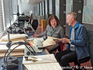 Professor Sigrid Liede-Schumann und Privatdozent Doktor Ulrich Meve im Herbarium des Royal Botanic Garden in Edinburgh