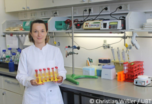Dr. Marina Dziuba mit Bakterienkulturen zur Herstellung magnetischer Nanopartikel