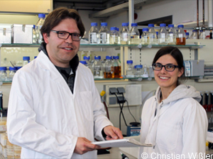 Privatdozent Doktor Ralf Braun und Doktorandin Jana Deisel in einem Bayreuhter Labor der Zellbiologie