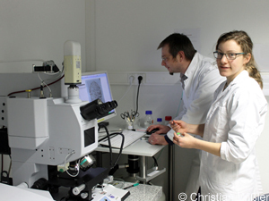 Doktorin Martin Löder und Diplom-Biologin Isabella Schrank bei Mikroplastik-Untersuchungen in einem Bayreuther Labor für FTIR-Spektroskopie