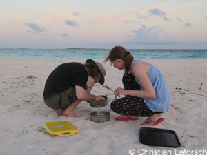 Bayreuther Studierende am Strand der Insel Vavvaru