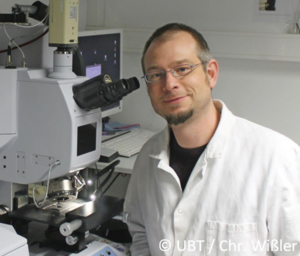 Doktor Martin Löder in einem Bayreuther Labor für FTIR-Spektroskopie